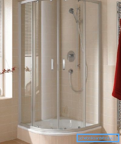Les cabines de douche compactes complètent parfaitement les zones de coin.