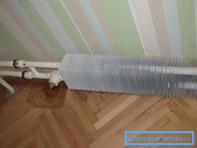 Le convecteur compact ne réchauffera pas les grands locaux, même à haute température du caloporteur. Le convecteur compact ne réchauffera pas les grands locaux, même à haute température du caloporteur.