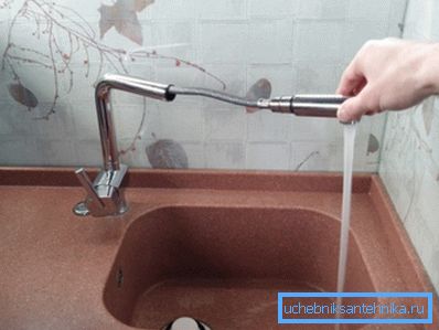 Robinet de cuisine compact avec bec rétractable - la solution parfaite pour les petits éviers Robinet de cuisine compact avec bec rétractable - la solution parfaite pour les petits éviers