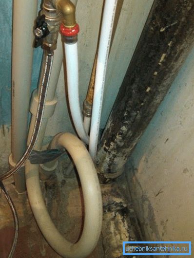 Compensateur dans l’alimentation en eau chaude de la colonne montante. Compensateur dans l’alimentation en eau chaude de la colonne montante.