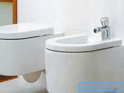 Bidet et toilette à l'intérieur Bidet et toilette à l'intérieur