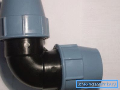 Raccord à compression pour tuyaux en polyéthylène