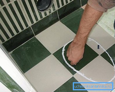 Le contour du pied des toilettes Le contour du pied des toilettes