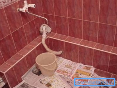 Une boîte à tuyaux donne à la salle de bain un aspect fini et esthétique. Une boîte à tuyaux donne à la salle de bain un aspect fini et esthétique.