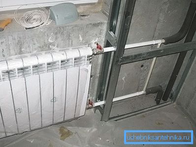 Un boîtier en option pour masquer les tuyaux Un boîtier en option pour masquer les tuyaux