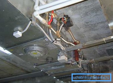 Boîte de ventilation avec des connexions à bride entre eux. Boîte de ventilation avec des connexions à bride entre eux.