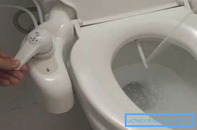 Le robinet de bidet sur les toilettes vous permet de régler la pression de l'eau Le robinet de bidet sur les toilettes vous permet de régler la pression de l'eau