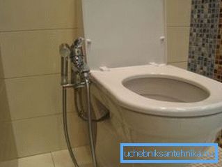 Le robinet de bidet avec douche vous permet de régler la température de l'eau Le robinet de bidet avec douche vous permet de régler la température de l'eau