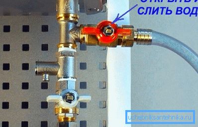 Robinet d'évacuation de l'eau avec un tuyau connecté au raccord Robinet d'évacuation de l'eau avec un tuyau connecté au raccord