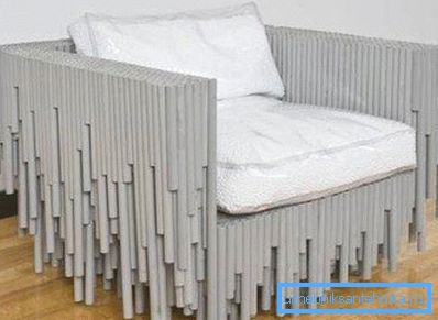 La chaise, fabriquée à partir de matériaux en polypropylène, a un aspect original, mais a un coût élevé, car sa fabrication nécessite un grand nombre de tuyaux et une colle spéciale.