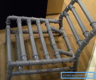 La chaise, assemblée sur la base de raccords d’égout et de tés pour augmenter la résistance est au niveau des joints à coller