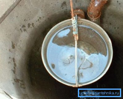De plus, un pompage complet périodique rendra l'eau nettement plus propre. De plus, un pompage complet périodique rendra l'eau nettement plus propre.