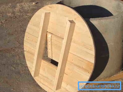 Couvercle rond en bois avec trappe Couvercle rond en bois avec trappe