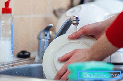 Un évier de cuisine de 40 cm sur 40 cm ferme complètement la vaisselle sale destinée au lavage Un évier de cuisine de 40 cm sur 40 cm ferme complètement la vaisselle sale destinée au lavage