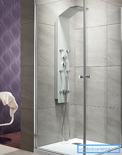 Douche carrée 90x90 avec porte à charnière - une option d'espace et de fonctionnalité différents Douche carrée 90x90 avec porte à charnière - une option d'espace et de fonctionnalité différents