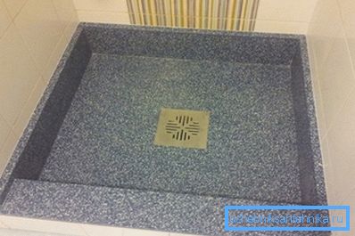 Receveur de douche carré en pierre artificielle avec une échelle Receveur de douche carré en pierre artificielle avec une échelle