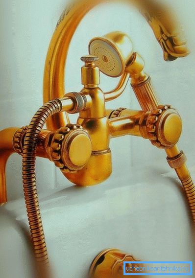 Robinet de salle de bain en laiton. Robinet de salle de bain en laiton.
