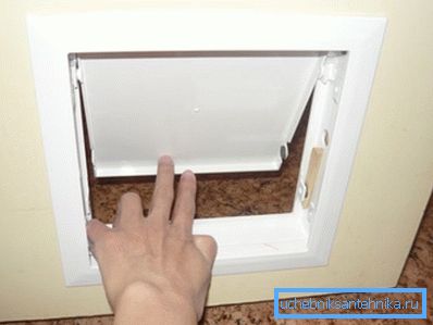 Laz pour les chats dans la porte des toilettes