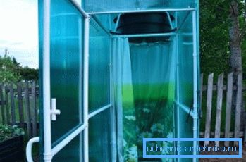 La cabine de douche Easy for donnant avec vestiaire en polycarbonate est une solution moderne, caractérisée en ce que le design laisse passer la lumière. La cabine de douche Easy for donnant avec vestiaire en polycarbonate est une solution moderne, caractérisée en ce que le design laisse passer la lumière.