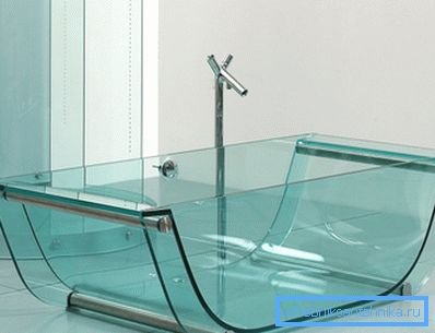 La légèreté et la transparence du verre remplissent la salle de bain de lumière La légèreté et la transparence du verre remplissent la salle de bain de lumière