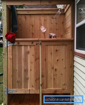 La douche en bois d'été à donner peut être attachée à la maison et reliée aux communications générales. La douche en bois d'été à donner peut être attachée à la maison et reliée aux communications générales.