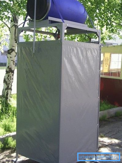 Douche d'été d'un baril en plastique avec vos propres mains - pas un problème. Douche d'été d'un baril en plastique avec vos propres mains - pas un problème.