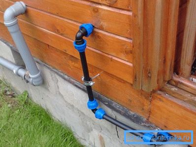 La pipe à eau d'été s'est retrouvée dans une maison de campagne. La pipe à eau d'été s'est retrouvée dans une maison de campagne.
