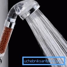 L'aérateur de l'arrosoir purifie l'eau des impuretés et l'enrichit en oxygène L'aérateur de l'arrosoir purifie l'eau des impuretés et l'enrichit en oxygène