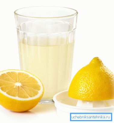 Le jus de citron, dissous dans l'eau, constitue un excellent arôme Le jus de citron, dissous dans l'eau, constitue un excellent arôme