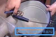Il est préférable de drainer l'eau d'abord par le haut, puis par le bas. Il est préférable de drainer l'eau d'abord par le haut, puis par le bas.
