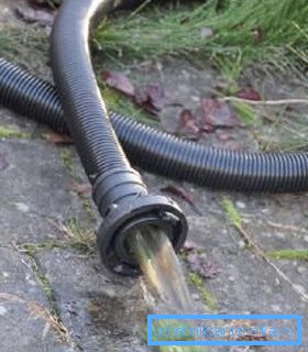 Il est préférable de prendre un long tuyau et de détourner l’eau à une distance considérable de la source.