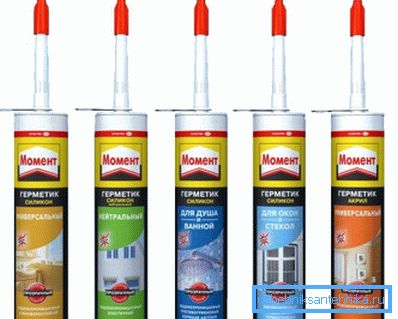 Il est préférable de prendre un scellant de qualité de Moment ou de Ceresit. Les composés bon marché se caractérisent par une faible adhérence sur les surfaces lisses. Il est préférable de prendre un scellant de qualité de Moment ou de Ceresit. Les composés bon marché se caractérisent par une faible adhérence sur les surfaces lisses.