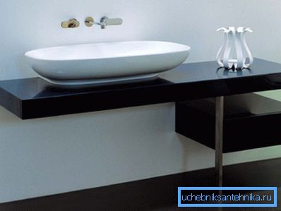 Table de designer amateur, spécialement conçue pour un modèle spécifique d'évier et produite par son fabricant Table de designer amateur, spécialement conçue pour un modèle spécifique d'évier et produite par son fabricant