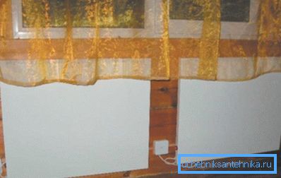 Photo amateur, radiateurs électriques, réalisés sous la forme de panneaux avec des inserts en céramique