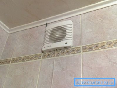 Photo amateur du système de ventilation terminé avec les dispositifs installés forçant le mouvement des masses d'air
