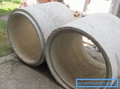 Photo amateur d'anneaux de béton armé prêts à l'emploi avec des rainures spéciales pour la création de serrures Photo amateur d'anneaux de béton armé prêts à l'emploi avec des rainures spéciales pour la création de serrures
