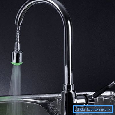 Photo amateur d'un robinet de cuisine avec un pulvérisateur monté et la possibilité de se plier en angle Photo amateur d'un robinet de cuisine avec un pulvérisateur monté et la possibilité de se plier en angle