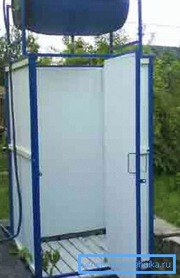 Photo amateur d'une douche d'été en débris Photo amateur d'une douche d'été en débris