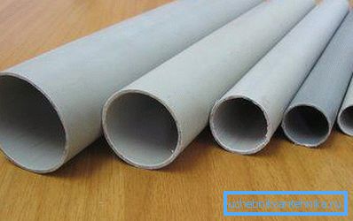 Photo amateur montrant tous les types de tuyaux en PVC utilisés pour l'installation interne d'égouts Photo amateur montrant tous les types de tuyaux en PVC utilisés pour l'installation interne d'égouts