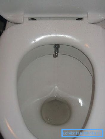 Photo amateur de la toilette la plus simple, sur laquelle le système d'alimentation en eau intégré est installé pour réaliser la fonction d'un bidet Photo amateur de la toilette la plus simple, sur laquelle le système d'alimentation en eau intégré est installé pour réaliser la fonction d'un bidet
