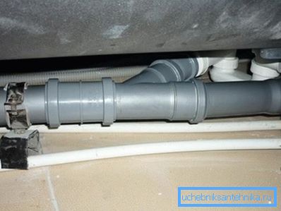 Photo amateur du système de canalisation d'égout situé sous la salle de bain