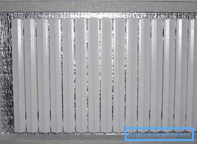 Un petit truc - si vous pensez que le radiateur ne fait pas son travail, fixez le film réfléchissant la chaleur sur le mur (derrière celui-ci), cela aidera à réduire les pertes de chaleur de 15 à 20%. Un petit truc - si vous pensez que le radiateur ne fait pas son travail, fixez le film réfléchissant la chaleur sur le mur (derrière celui-ci), cela aidera à réduire les pertes de chaleur de 15 à 20%.