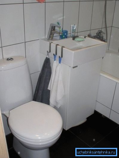 Petit lavabo avec placard pour une petite toilette Petit lavabo avec placard pour une petite toilette