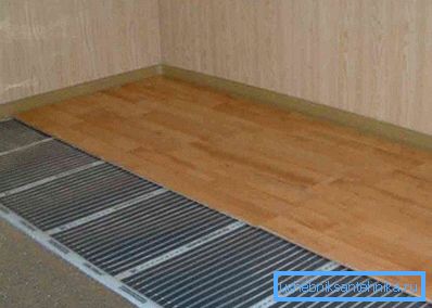 Les tapis sont sous le revêtement stratifié. Les tapis sont sous le revêtement stratifié.