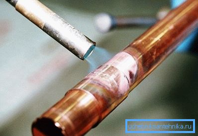 Tuyau de cuivre pour l'eau avec un raccord - le chalumeau Tuyau de cuivre pour l'eau avec un raccord - le chalumeau