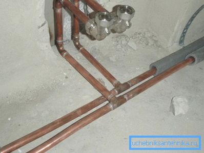 Les conduites d’eau en cuivre sont solides, durables, mais très coûteuses et difficiles à installer. La conduite d'eau en cuivre est solide, durable, mais très coûteuse et difficile à installer.