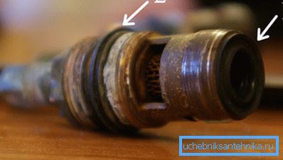 Emplacement des joints en caoutchouc sur le mécanisme de verrouillage du mélangeur, en cas de dommage susceptible de provoquer un défaut de ce type Emplacement des joints en caoutchouc sur le mécanisme de verrouillage du mélangeur, en cas de dommage susceptible de provoquer un défaut de ce type