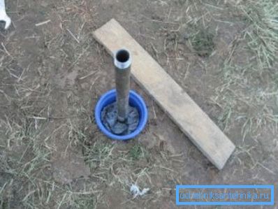 Placez le tuyau de sortie en béton. Placez le tuyau de sortie en béton.