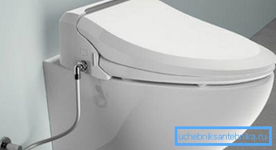 Les raccords en métal sont souvent utilisés dans des citernes cachées de cuvettes de toilette à charnières. Les raccords en métal sont souvent utilisés dans des citernes cachées de cuvettes de toilette à charnières.