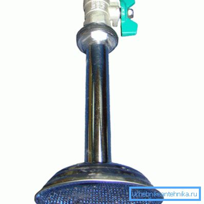 Buse en métal avec robinet à tournant sphérique. Buse en métal avec robinet à tournant sphérique.